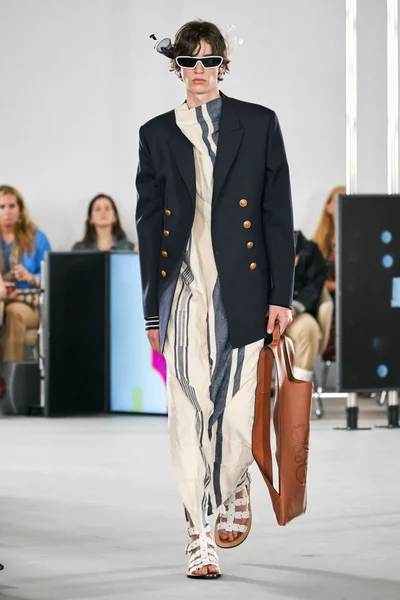 Look 16